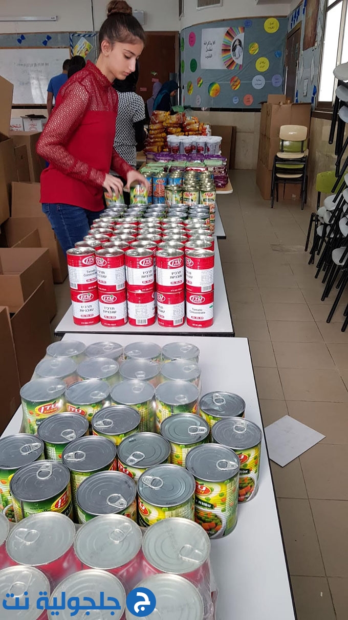 جمعية الإغاثة المحليه في جلجولية تقوم بإعداد الطرود الغذائية للبيوت المستورة